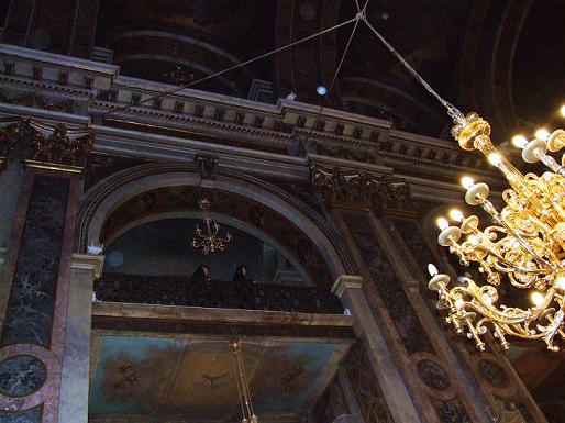 Lumina vine de Sus