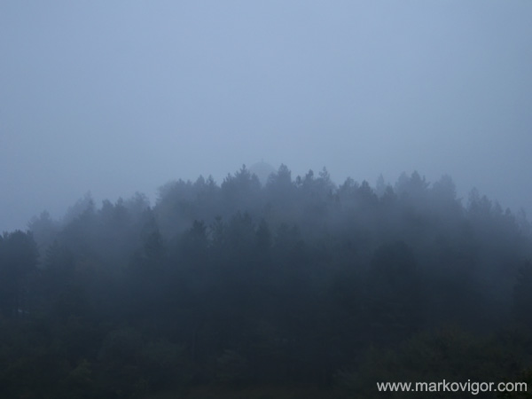 Djurdjevi Stupovi in mist