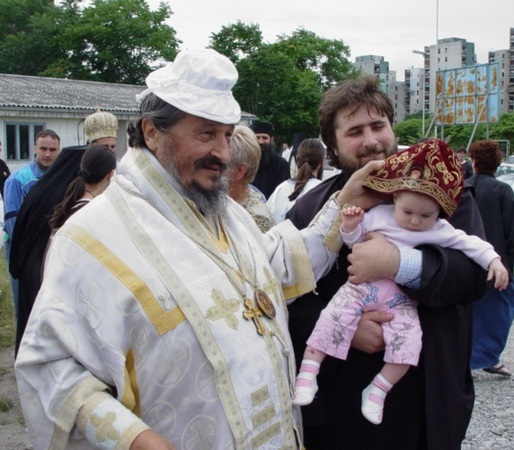 Vladika Atanasije sa djecom...."imam samo tri godine...