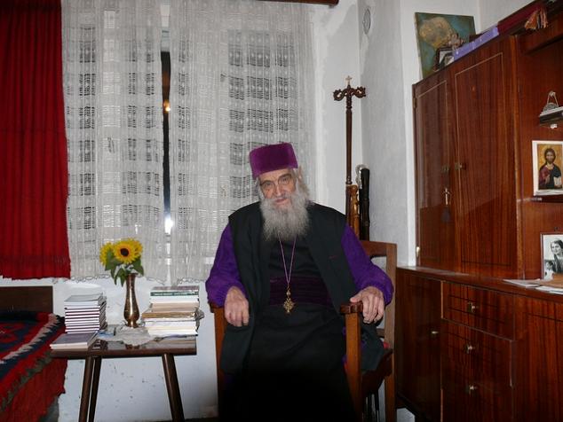 Дядо Иларион в родната си къща в Елена 