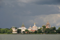 solo 
Ростов Великий, кремль. Вид с озера Неро 
2009-12-01 20:04:50