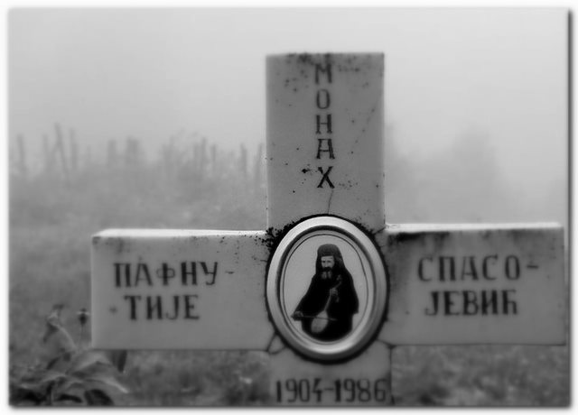 са манастирског гробља