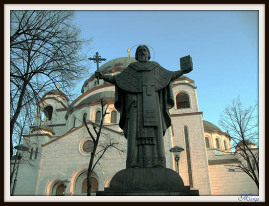 Споменик светом Сави у дворишту храма.