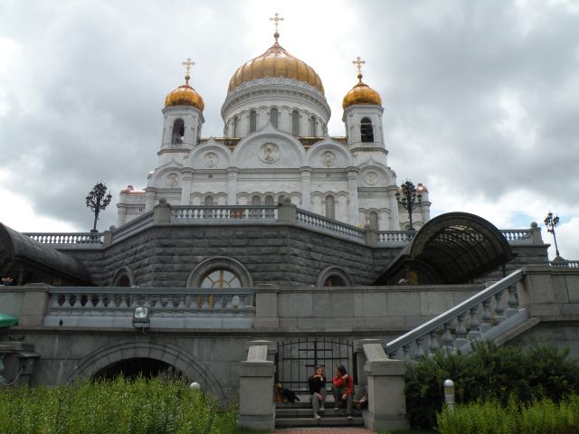 Сербские девушки отдыхают у Храма Христа Спасителя