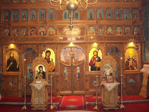 Иконостасът в храма на манастира Комана, Румъния