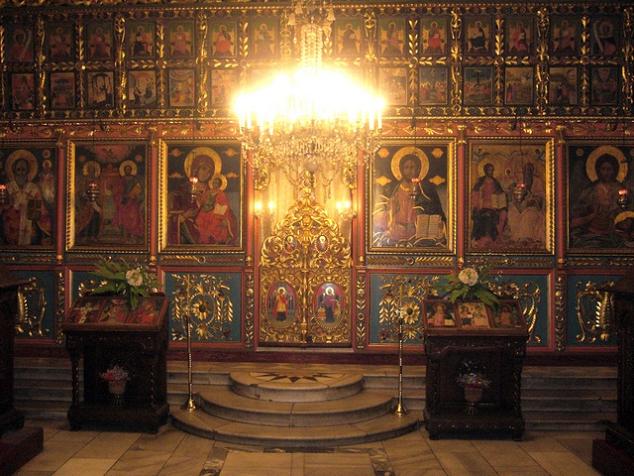 Иконостасът на катедралния храм 