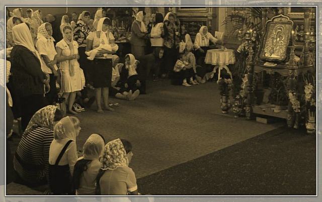 Oameni - credincioși în Biserica din Crasna-Ucraina * People - believers in Crasna Church-Ukraine