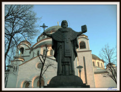 Simeon-2009 
Споменик светом Сави у дворишту храма. 
2010-02-07 09:23:20