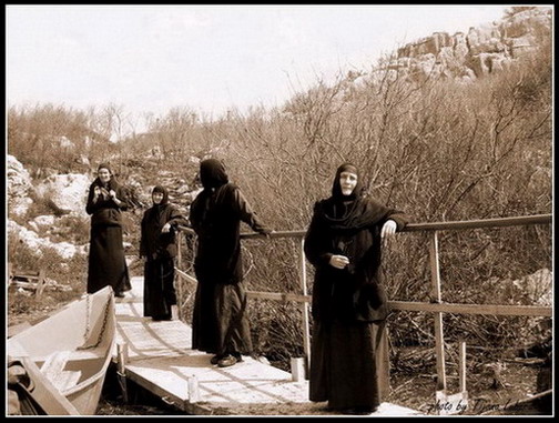 Манастир Бешка - Игуманија Фотина са искушеницама