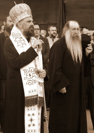 У литији...