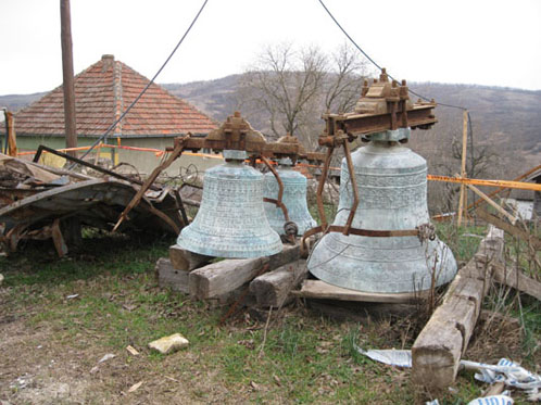 Испред цркве Св. архангела Гаврила