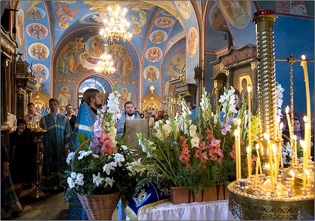 В храме