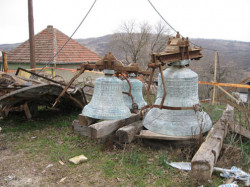 dule 
Испред цркве Св. архангела Гаврила 
2010-03-26 13:11:50