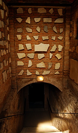 Intrarea in una din catacombele romane / the entry into  the one of the Roman catacombs