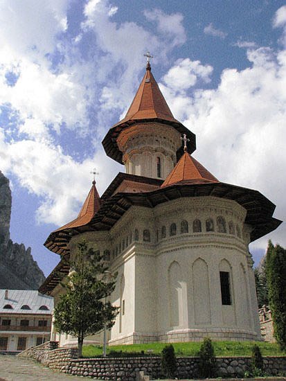 Manastirea Rameti - 1: biserica nouă, vedere dinspre altar
