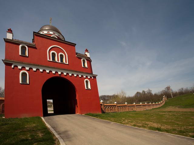 Kapija manastira Krušedol