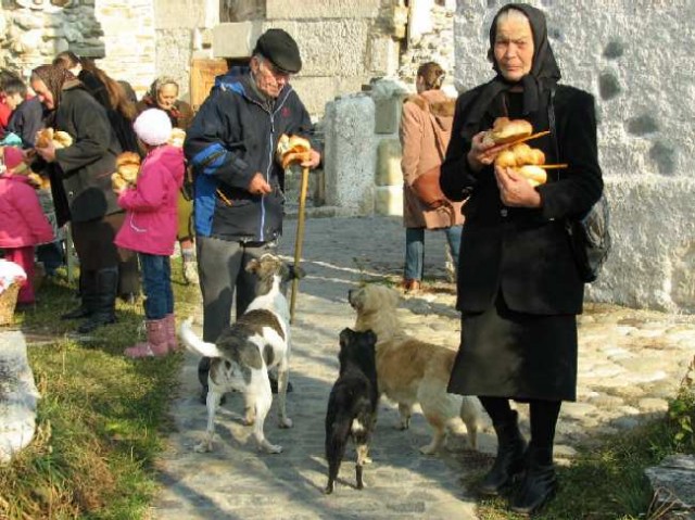 Manca-vor saracii...