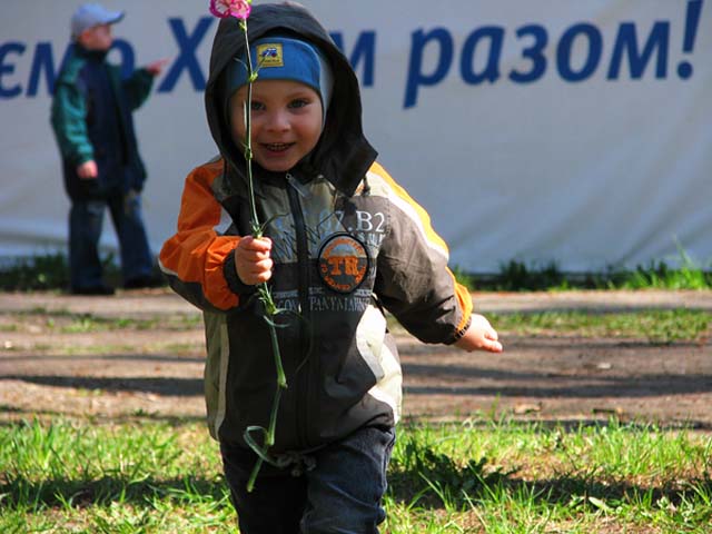  Бегу с поздравлениями к маме... (Raning with congradulations to MAMA...)