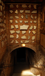 art_tranda 
Intrarea in una din catacombele romane / the entry into  the one of the Roman catacombs 
2010-04-11 22:00:41
