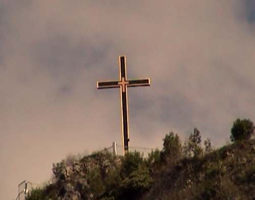 Krst iznad manastira Soko