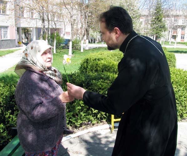 O floare şi un gând bun de Ziua Femeilor Mironosiţe