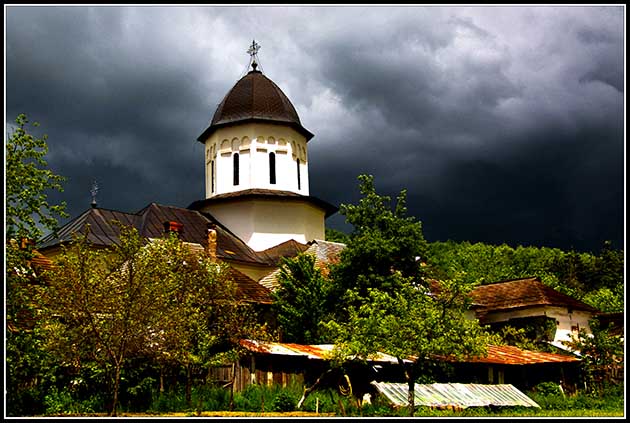Furtuna deasupra Sfintei manastiri