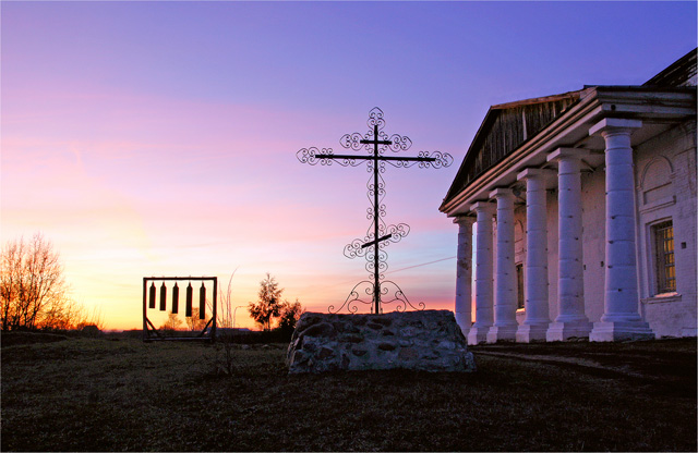 At the churchyard (На церковном дворе)
