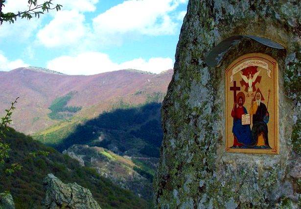 икона на  Св. Троица в скалите над Мъглижкия манастир