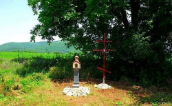Nikolay_BG 
крайпътен параклис в Средна гора 
2010-06-15 06:12:43