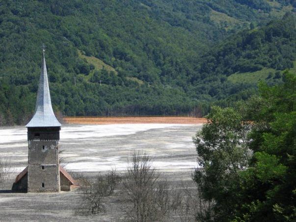 Aur şi cianură: culorile morţii