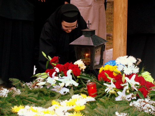 flori la mormântul părintelui Gheorghe Calciu, 21 noiembrie 2009