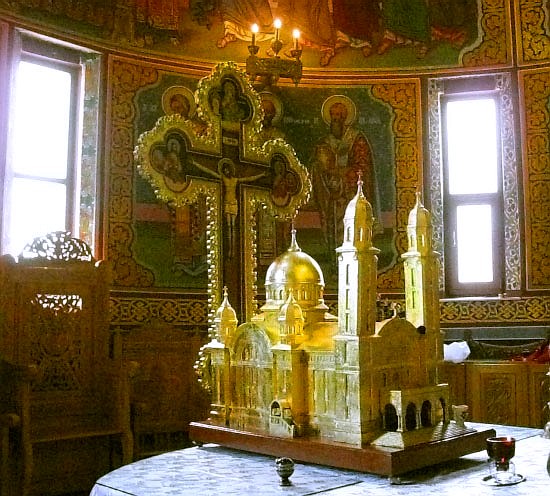 In Sfantul Altar