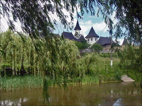 Mănăstirea Hadâmbu - vedere dinspre iaz