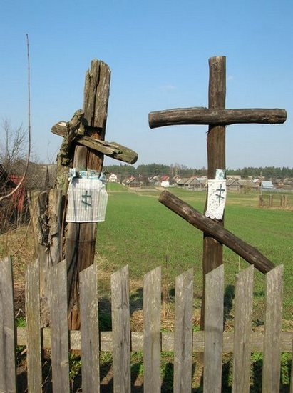 spróchniałe krzyże w Mokranach