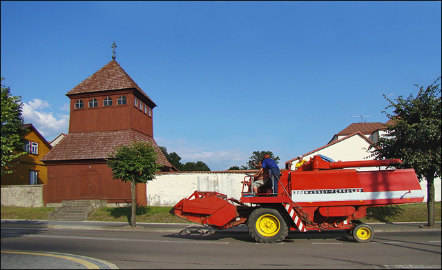 Widok na drewnianą dzwonnicę z 1709 r. w Kleszczelach