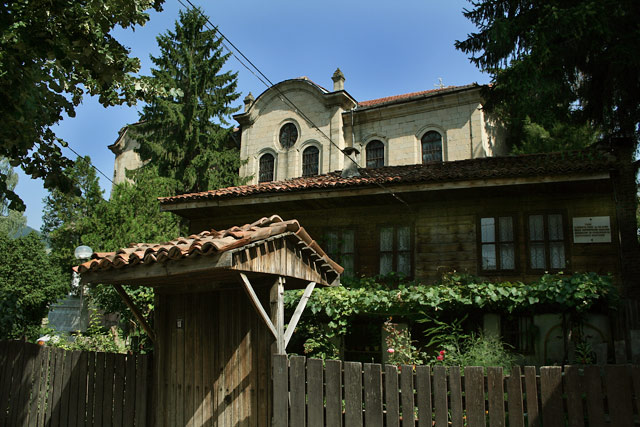 храм св.апостоли Петър и Павел (1833)