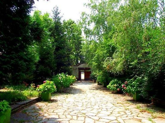 манастирски двор