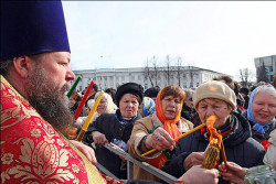 VladN 
Sharing the Blessed Fire ceremony (Раздача Благословенного Огня) 
2010-08-02 16:41:30