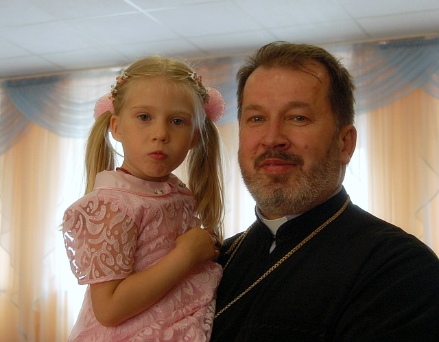 Ks. Jerzy z parafianką Marynką:)