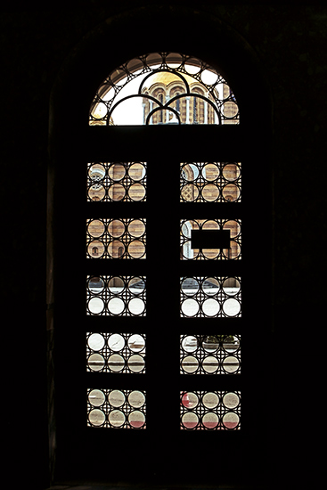 кроз врата / through the door