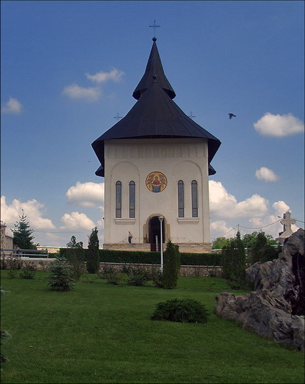 Mănăstirea Hadâmbu - biserica mare, cu hramul "Acoperământul Maicii Domnului" (1 octombrie)