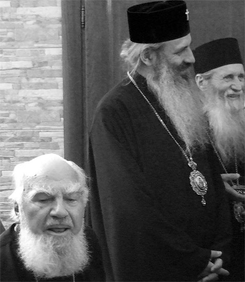 La un loc, Înalt Preasfințiile Lor: Bartolomeu al Clujului, Teofan al Moldovei, Pimen al Sucevei