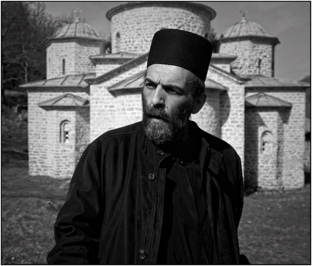 монах Илија испред цркве