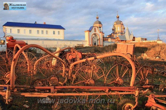 У монастырских стен