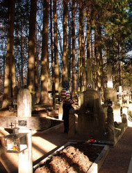 elenna 
În cimitirul Mănăstirii Sihăstria 
2010-10-19 14:37:09