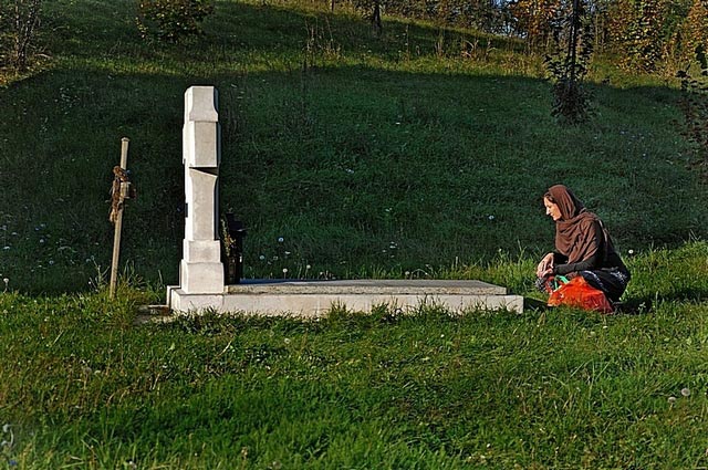 на гробу духовника