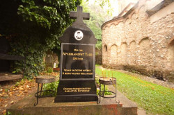 Djole 
Гроб Оца Тадеја-Tomb of Father Tadeja 
2010-11-20 12:06:13