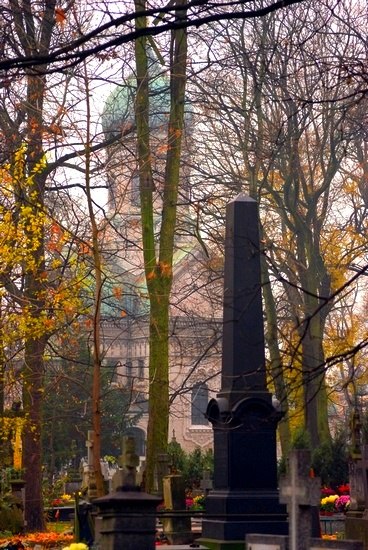 z za czarnego obelisku na Wolskim Cmentarzu Prawosławnym