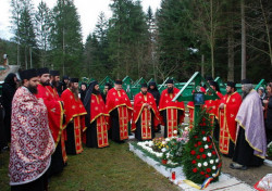 ella 
Cu Sfinţii odihneşte, Hristoase, sufletul adormitului robului Tău... 
2010-12-02 19:31:48
