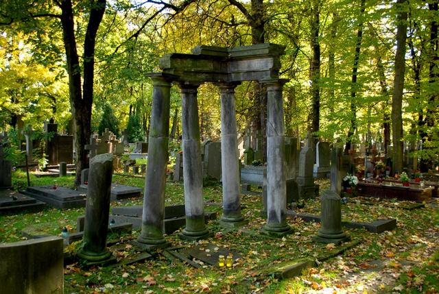 Grób Sokołowskich złotą jesienią